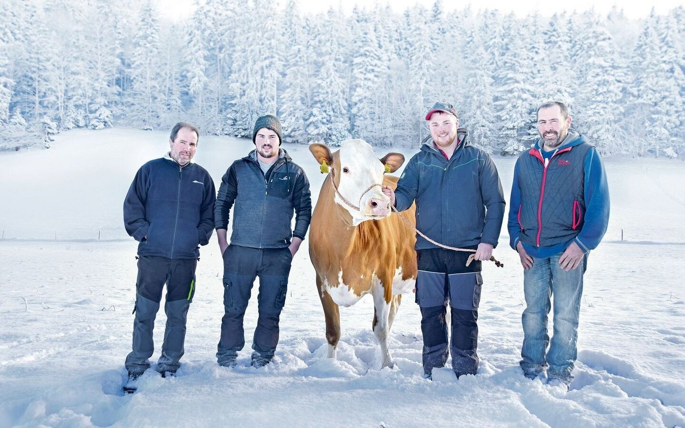 Ueli und seine Söhne Ueli und Christian sowie sein Bruder Niklaus Berger (v. l. n. r.). An der Halfter ihre wunderschöne Schönegg Odyssey Suleika (55 55 96 / EX-91).