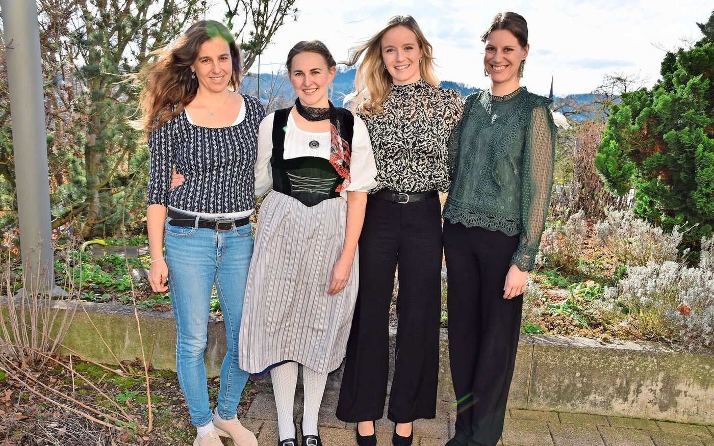 Aus dem Kanton Solothurn strahlen Nora Misteli, Rebekka Stäger, Liliane Bader und Karin von Burg (v. l. n. r.) mit der Sonne um die Wette.