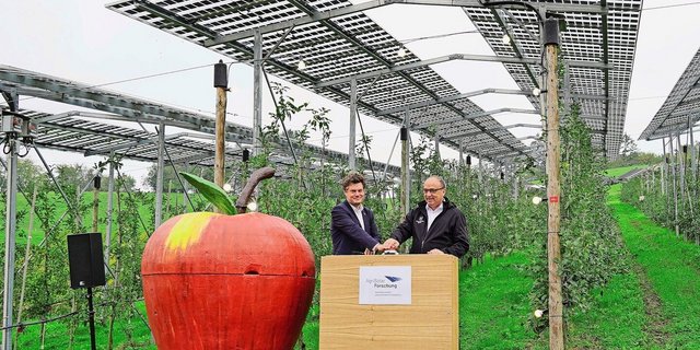 FiBL-Direktor Jürn Sanders und der Aargauer Landammann Markus Dieth (r.) nehmen die Pilotanlage über einer Obstkultur in Frick in Betrieb. 