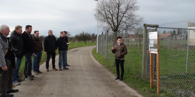 Raphaela Blum, angehende Agrotechnikerin, erläutert den Medien und Vertretern des Zuger Bauernverbandes das Konzept des Lehrpfades
