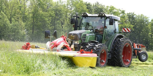 Ein getrenntes System mit Aufbereiter (Heck) und Mähgerät (Front) ermöglicht, flexibel zwischen Extensivwiesen (ohne Aufbereiter) und intensiven Futterbauflächen hin- und herzuwechseln. (Bild: Katharina Scheuner)