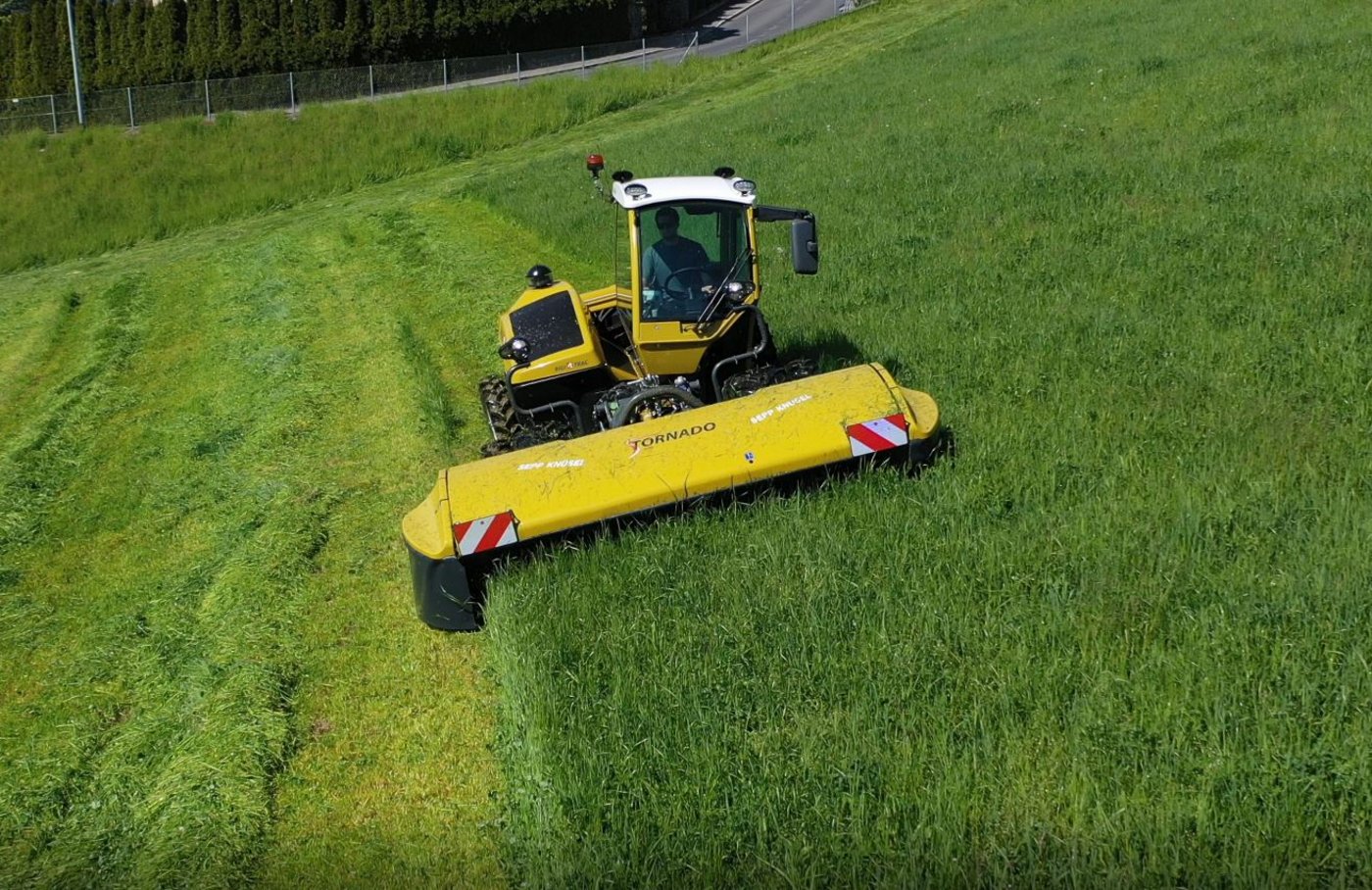 Der neue Rigitrac mit Kabinen-Hangausgleich bis 30 Grad. (Bild Rigitrac AG)