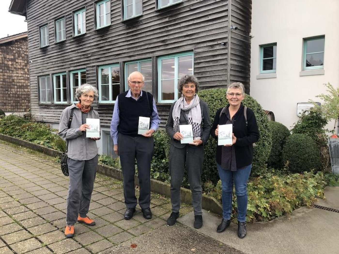 Initiantin des Buchprojekts und Autorin Diana Bach mit Mitautor Werner Scheidegger. Das Buch ist mit Beiträgen von Veronika Bennholdt-Thomsen und Christine Bühler ergänzt (von li nach re). (Bilder et)