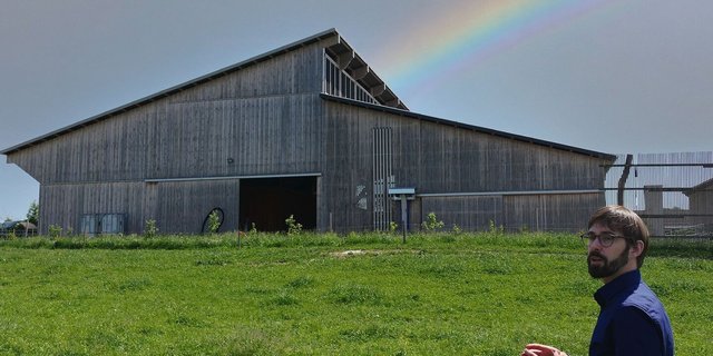 Projektleiter Jonas Büchel stellte den Milchviehstall von Andreas Elliker als Beispiel guten Bauens vor.