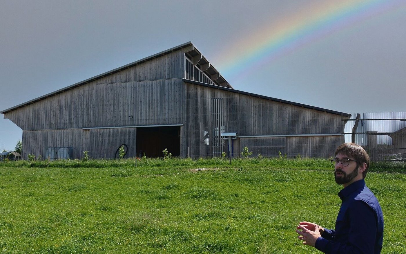 Projektleiter Jonas Büchel stellte den Milchviehstall von Andreas Elliker als Beispiel guten Bauens vor.