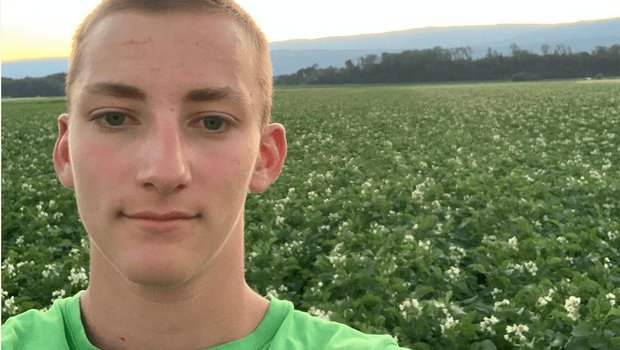 Dominik Stämpfli war das erste Mal beim Kartoffelsetzen dabei. Seine Aufgabe war es, die Kartoffeln hinten beim Grimme-Setzautomaten aufzufüllen. (Bild zVg)