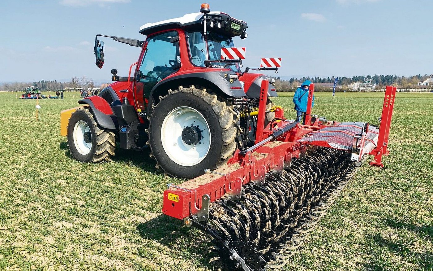 Mit der schnell fahrenden Rollhacke lässt sich Beikraut im Keimstadium bekämpfen, gleichzeitig wird der Boden aufgebrochen. 