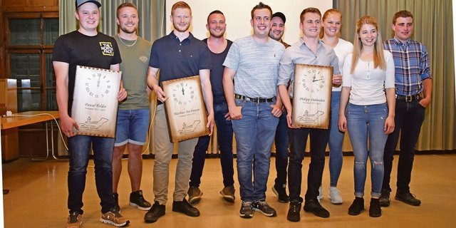 Alte und neue Vorstandsmitglieder mit Präsident Philipp Dahinden (4. v. r.) und Nachfolger Jonas Stocker (5. v. l).