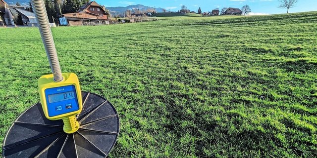 Weil diese Kurzrasenweide tief verbissen wird, wirkt der Bewirtschafter einer Übernutzung mit einer häufigeren Güllegabe entgegen.