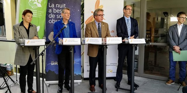 V.l.n.r.: Sonia Burri-Schmassmann (Präsidentin apisuisse), Lukas Schuler (Präsident Dark-Sky Switzerland), Urs Wüthrich-Pelloli (Präsident Naturfreunde Schweiz NFS), Jacques Bourgeois (Direktor Schweizer Bauernverband), Sebastian Jaquiéry (Vizepräsident Naturfreunde Schweiz NFS). (Bild sbu)