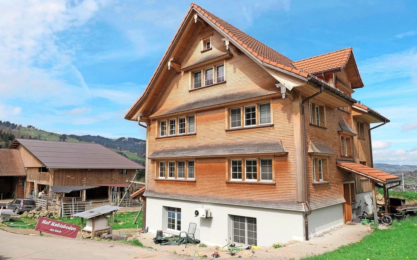 An der Fassade des neuen Hauses hat Hansueli Frey gemeinsam mit seinem Vater rund 40 000 Schindeln angebracht.