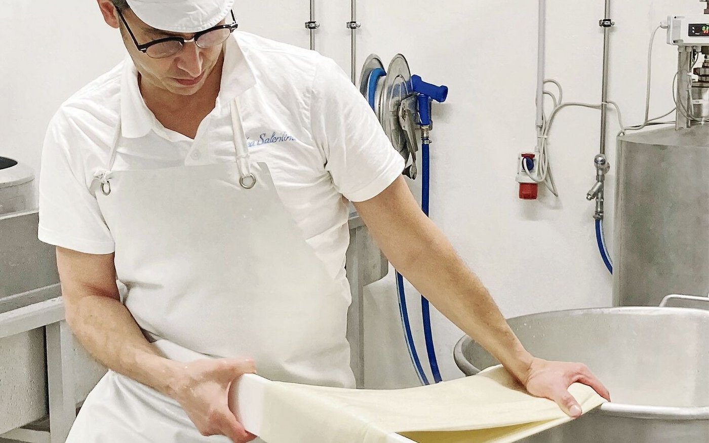 Kennzeichen eines Filata-Frischkäses wie dem Mozzarella ist es, dass er durch Ziehen und Kneten eine fasrige Konsistenz erhält.