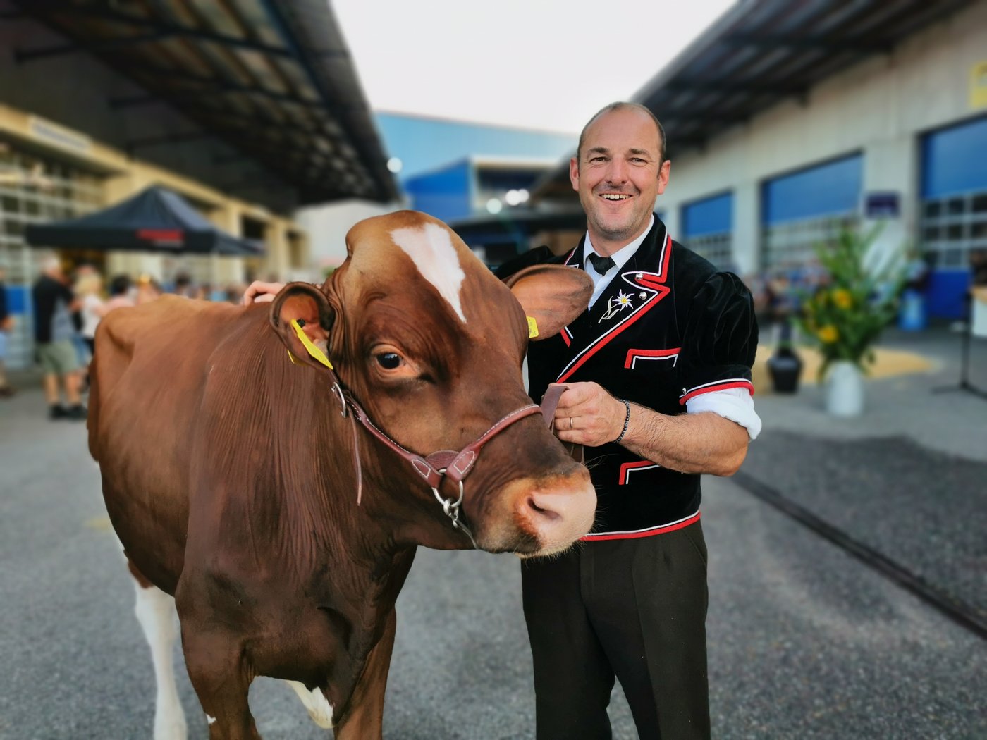 Bond vom Dicki anlässlich seiner Taufe an der Hand seines Züchters Martin Jaquemet. (Bild sb)
