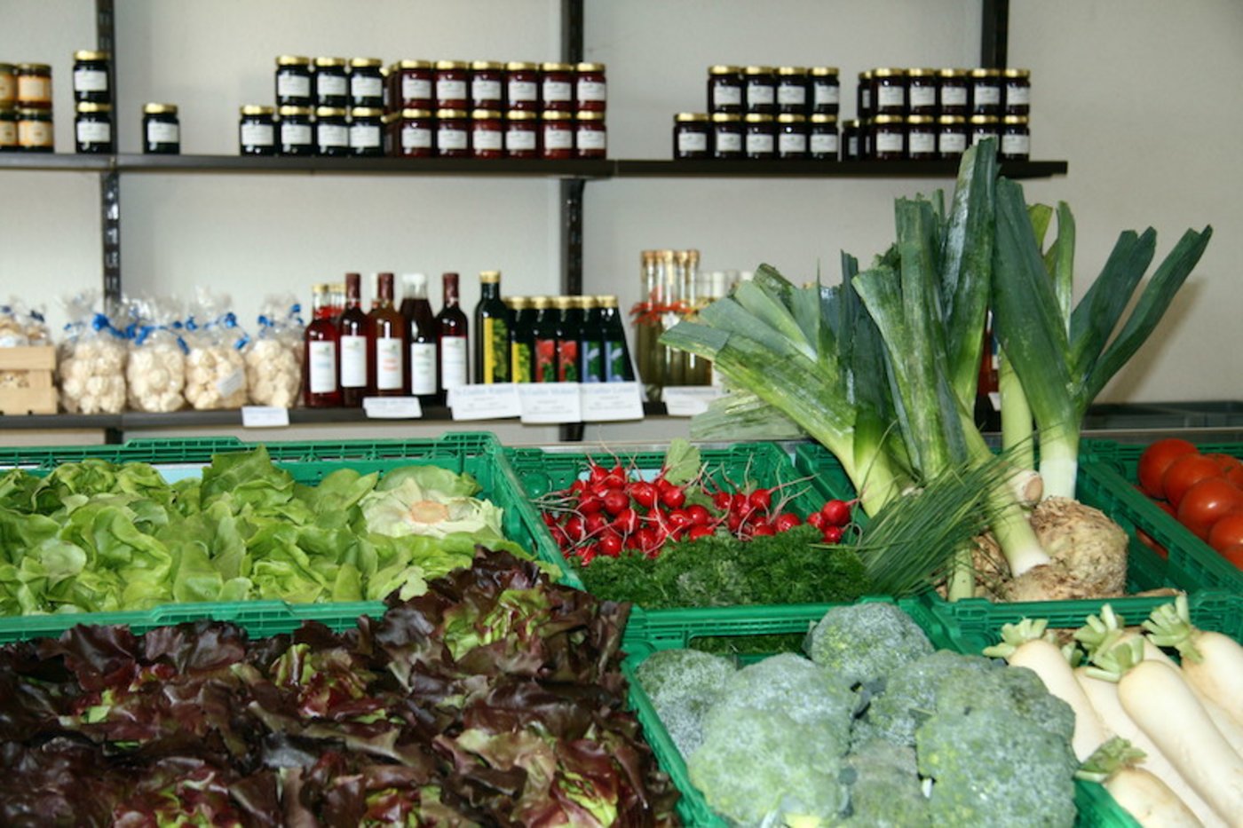 Gluschtige Präsentation: Im Hofladen gibt es wertvolle und edle Nahrungsmittel zu kaufen. Dieser Eindruck soll bei den Kundinnen und Kunden sofort entstehen. (Bild Agnes Schneider Wermelinger)