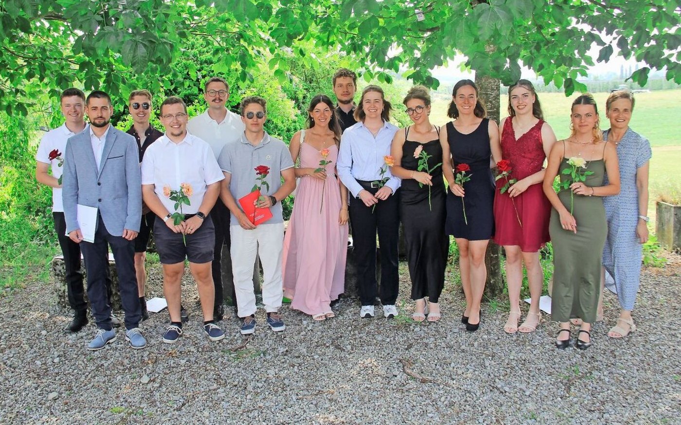 Die Berufsmatur in Vollzeit abgeschlossen haben diese Frauen und Männer in der Klasse NLLb.