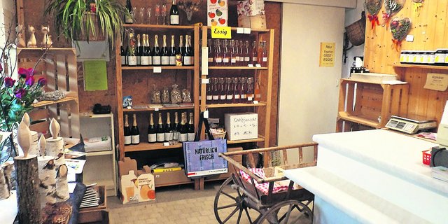 <p class="Bildlegende_Bildlegende_x05">Das Buurelädeli von Markus Müller in Bonstetten ZH. Leider wird ihm der Neubau einer Feldscheune als Verarbeitungsraum nicht bewilligt, weil Direktvermarktung nicht zur SAK zähle. (Bild: zVg)</p>