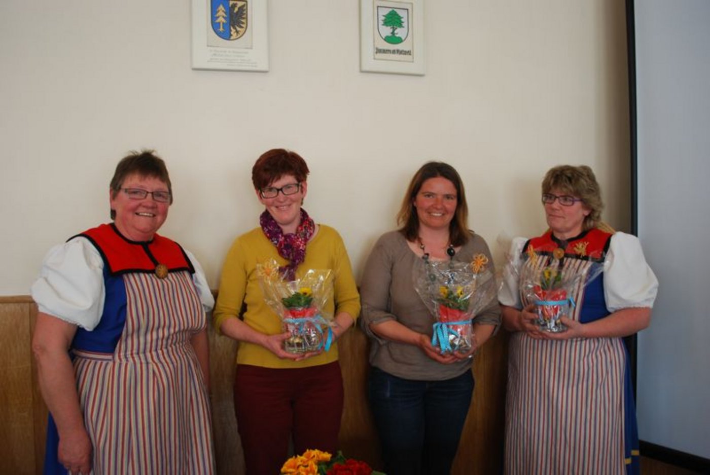 Präsidentin Madeleine Overney (links) dankte den abtretenden Präsidentinnen (v.l.n.r.): Cécile Waeber, Tafers; Katja Schuwey, Jaun; Monik Lehman, St. Antoni.