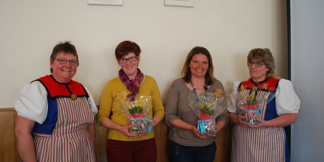 Präsidentin Madeleine Overney (links) dankte den abtretenden Präsidentinnen (v.l.n.r.): Cécile Waeber, Tafers; Katja Schuwey, Jaun; Monik Lehman, St. Antoni.