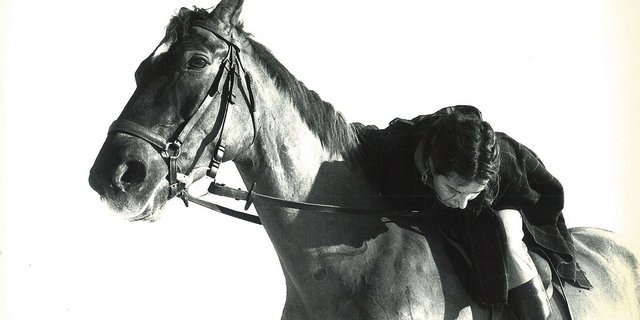 Ice Cream und Ursula Matile-Bürgi in jungen Jahren. Die Stute war 1970 das erste Pferd aus Tiefkühlsamen, das in der Schweiz geboren wurde. Heute gehört diese Methode, insbesondere bei Warmblutpferden, auch hierzulande zur Tagesordnung.  