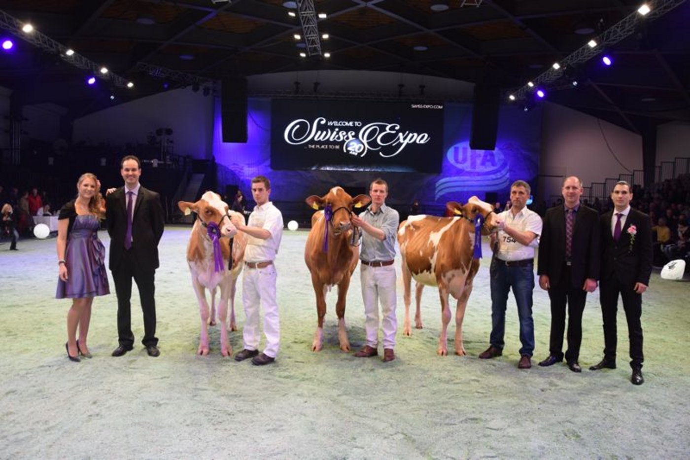 Junior Champion (links): Kolly JL-Barbwire Conchita, Jean-Louis und Lionel Kolly, Pont-La-Ville.  Reserve Junior Champion (Mitte): GS Alliance Lotus O'Kiki-Red, Edwin und Matthias Steiner, Wilen bei Wollerau.  Mention Honorable (rechts): La Waebera Atshott Shilow, Clément Michel und Söhne, Le Mouret. 