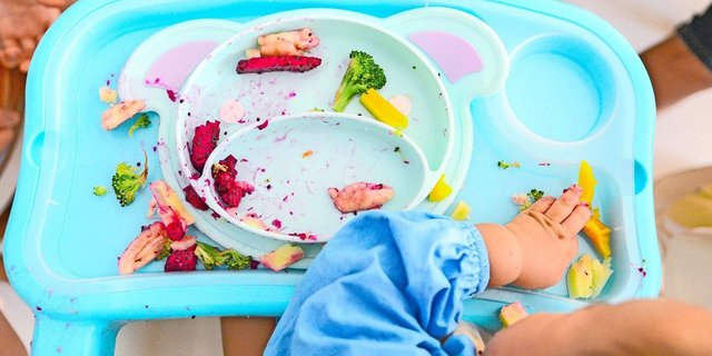Baby Led-Weaning kann zu einem gesünderen Essverhalten führen, weil Kinder Lebensmittel von Anfang in ihrer optischen Form kennen. Wegen des Chaos am Esstisch braucht BLW etwas Nerven. 