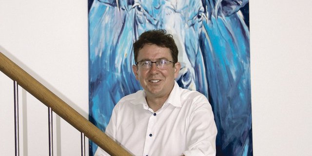 Albert Rösti ist ein Fan des Künstlers Björn Zryd. Mehrere von dessen Gemälde (im Hintergrund) hängen im Büro des Nationalrats in Uetendorf. Auch der BauernZeitung ist der Künstler bekannt und bildet einen Teil der diesjährigen Sommerserie. (Bild Andrea Wyss)