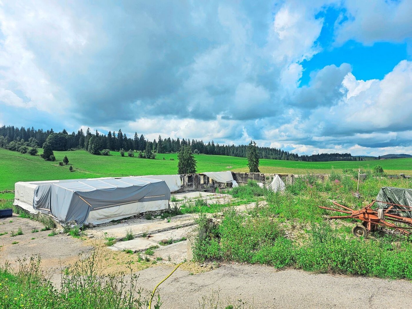 Heute sind nur noch die Grundmauern übrig, das Bauernhaus verbrannte vor zwei Jahren. Es soll bald neu erstellt werden.