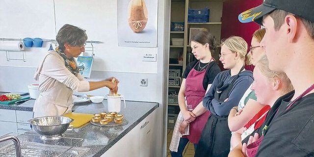 Silja Müller-Walthert übermittelt ihr Wissen als Hauswirtschaftslehrerin an die Schüler(innen). 
