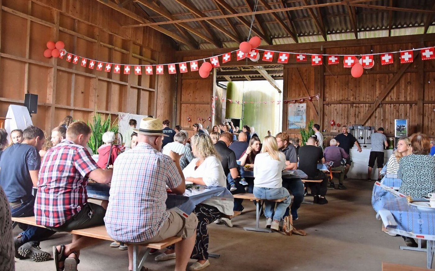 Der schön dekorierte Schopf lud zum Verweilen ein. Die Gäste blieben lange sitzen; das Frühstücksbuffet war sehr reichhaltig mit feinen Zutaten.