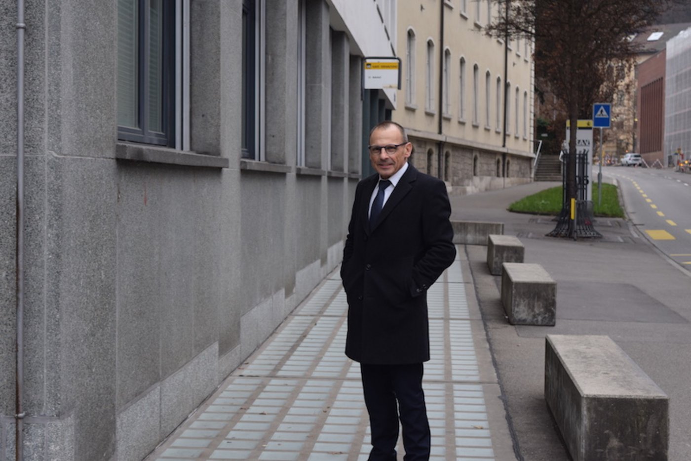 Ernst Landolt vor dem Volkswirtschaftsgebäude an der Mühlentalstrasse in Schaffhausen.