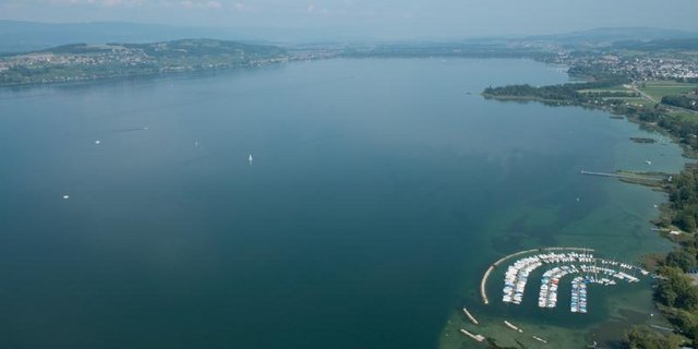Zur Reduktion der Phosphoreinträge in den Murtensee arbeiten die Kantone Freiburg und Waadt zusammen. (Bild Amt für Umwelt/Kanton Freiburg)
