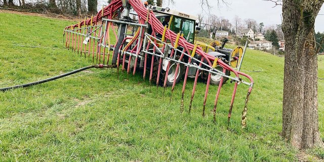 Auch in Hanglagen und um einzelne Bäume kann der Schleppschlauch zum Güllen eingesetzt werden. Sinn macht ein überbetrieblicher Einsatz der Geräte. (Bild Josef Scherer)