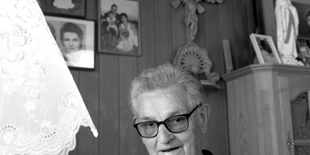 Kleine Hans, heute 80 Jahre alt, in seiner Wohnung, tausend Meter unter seinem Kreuz.