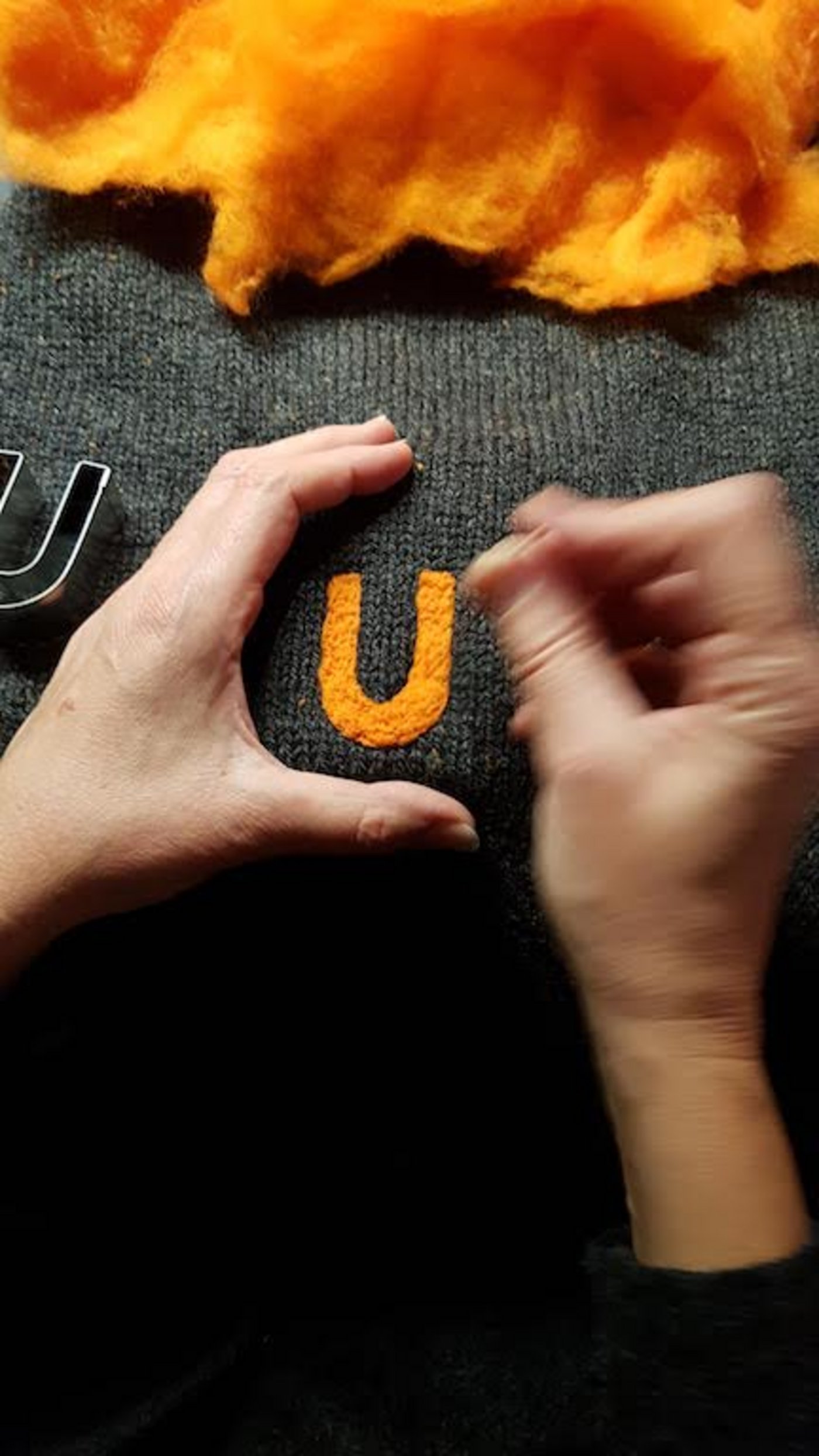 Zuerst das Loch stopfen und danach kann man mit einem Guetzliförmli einen schönen Flick darüber filzen. (Bild Kathrin Staub)