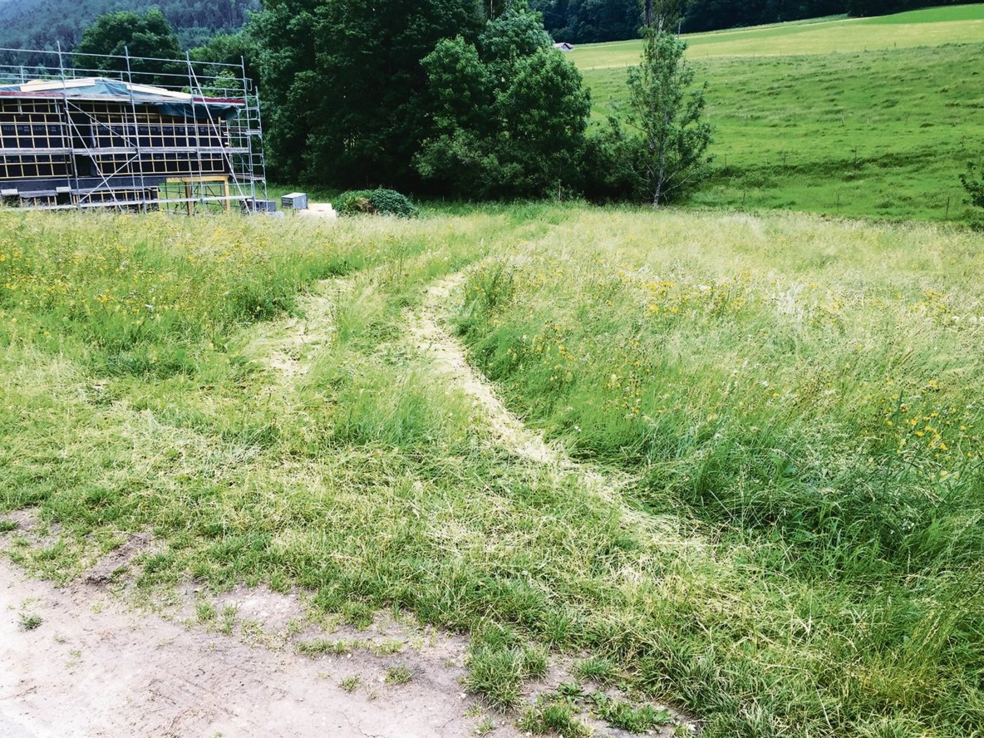 Baumaschinen durchquerten die Wiese, danach wurde sie als Lagerplatz genutzt. Umgehend das Gespräch suchen und konsequent von Anfang an den Schadenersatz einfordern, raten Experten.   (Bild zVg)