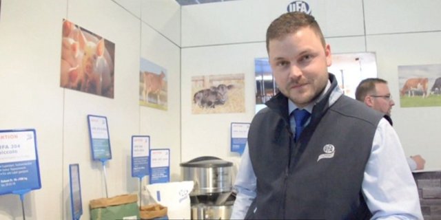 Martin Ruchti begrüsst Besucher am UFA-Stand. (Bild Screenshot)