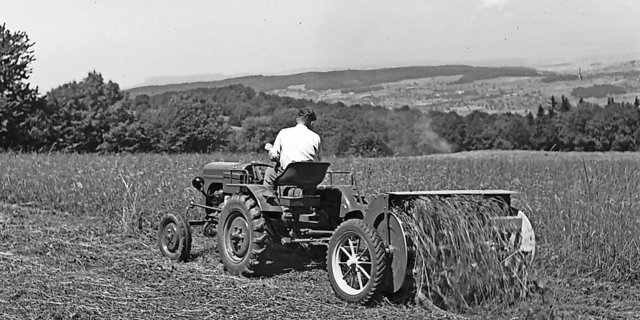Landtechnik ermöglicht in vielen Bereichen Effizienzsteigerung. Im Bild ein Graszetter mit Bodenantrieb und Zinkentrommel.