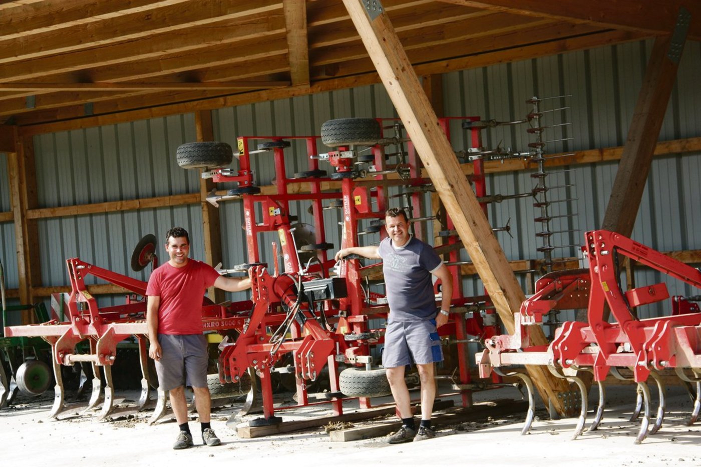 Der Sekretär Philipp Laubscher (links) und der Präsident Stefan Mathys sind sichtlich zufrieden, wie das neue Reservationssystem für die Maschinen und Geräte funktioniert. (Bild Andrea Wyss)