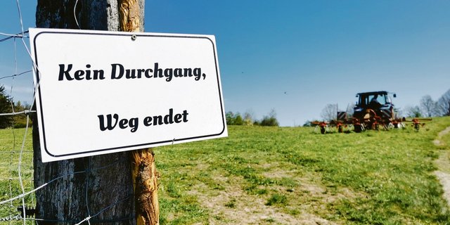Auch wenn Wetter und Natur locken: Wiesen und Felder werden landwirtschaftlich genutzt. Das Betreten ist unerwünscht.(Bild sb)