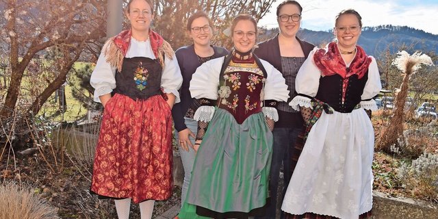 Die vier Absolventinnen aus dem Kanton Nidwalden zusammen mit der einzigen Obwaldnerin (ganz rechts im Bild).