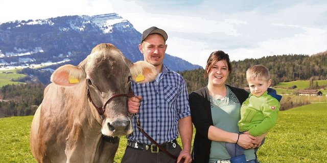 Reto und Vreni Styger mit Dario freuen sich, die Zaster-Tochter Zoe (EX 94 / Ø 5L 8123 4.33 3.76) an der Eliteschau präsentieren zu können. Nicht auf dem Bild der einjährige Sohn Juri.