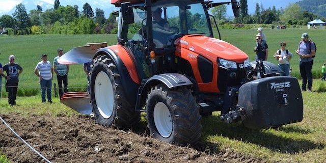 An der Maschinendemo wurde unter anderem ein klassischer Pflug vorgeführt. (Bild jsc)