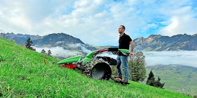 Der auf die Maschine abgestimmte Stehwagen sorgt auch in steileren Lagen für eine sichere und stabile Fahrt.  