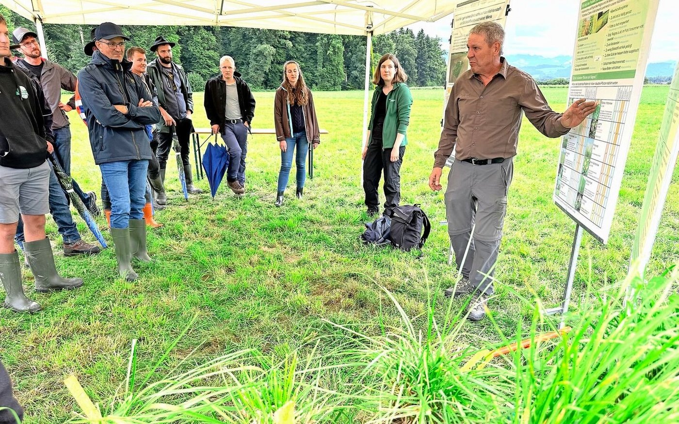 Herbert Schmid vom LZ Liebegg (r.) erklärt, wie robustere Pflanzen als Ergänzung zum vielerorts gefährdeten Raigras etabliert werden können. 