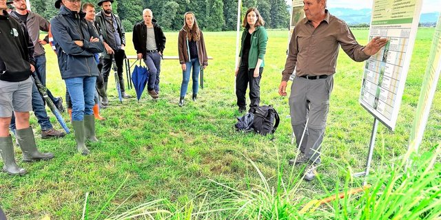 Herbert Schmid vom LZ Liebegg (r.) erklärt, wie robustere Pflanzen als Ergänzung zum vielerorts gefährdeten Raigras etabliert werden können. 
