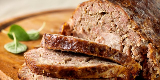 Der Hackbraten ist ein Küchenklassiker, man findet ihn auf der Speisekarte des Gourmet-Tempels sowie der Dorfbeiz. (Bild Swissmilk)