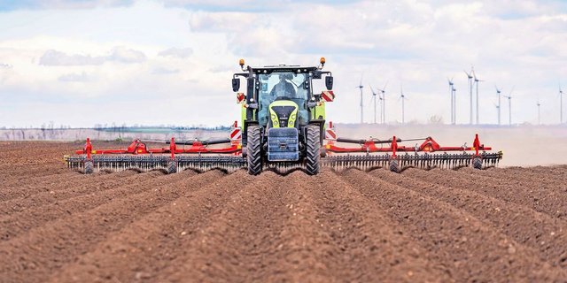 Mit dem neuen Präzisionsstriegel Tinecare V 12050 Master von Pöttinger werden die Beikräuter entweder verschüttet oder an der Oberfläche abgelegt, wo sie vertrocknen.  