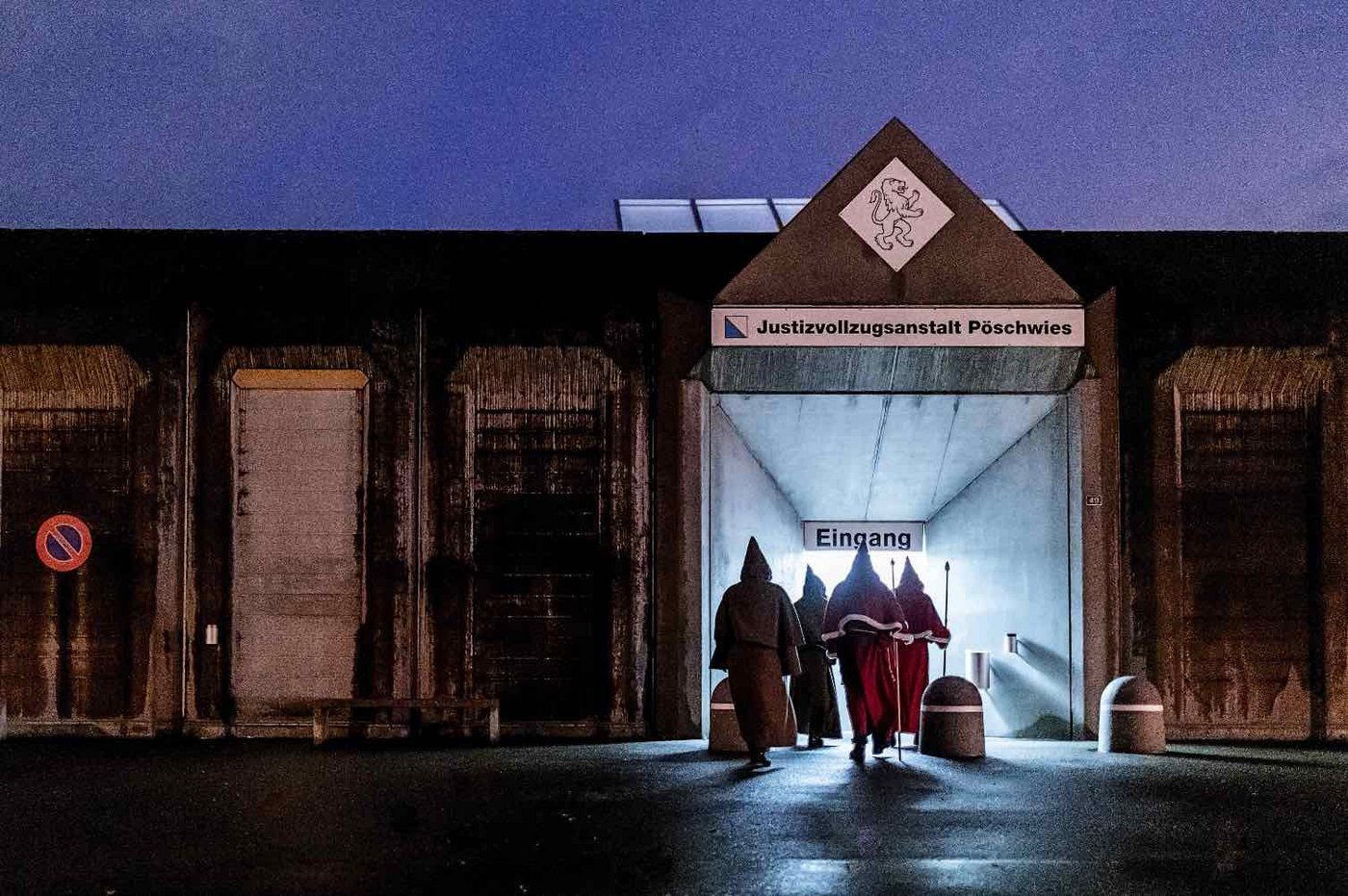 Die Samichläuse der St. Nikolausgesellschaft Zürich besuchen am 3. Dezember 2018 die Justizvollzugsanstalt Pöschwies. Drinnen werden sie mit Wärme und Respekt empfangen.  © Swiss Press Photo (Bild Christian Merz)