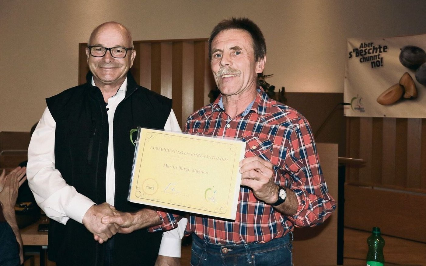 Martin Bürgi (rechts) wurde zum Ehrenmitglied ernannt, die Urkunde überreichte Andy Steinacher. 