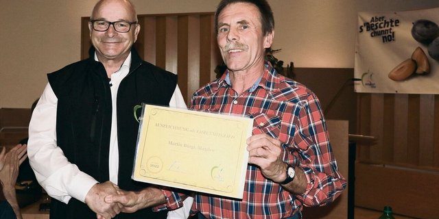 Martin Bürgi (rechts) wurde zum Ehrenmitglied ernannt, die Urkunde überreichte Andy Steinacher. 